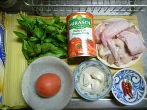 骨付き鶏肉、トマト缶、ニンニク、唐辛子、バジル、トマト、フィットチーネ