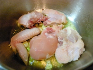 鶏肉は表面の色が変わるまで加熱する