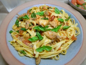 骨付き鶏肉のトマトバジル・パスタ