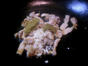 塩豚を炒めてから、ニンニクとグリーンカレーペーストを入れる