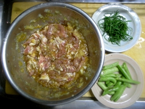 タマネギと生姜をすりおろし、醤油とみりんを混ぜて豚肉を漬ける