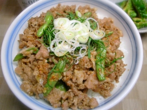 豚肉のすりおろしタマネギ生姜焼き丼