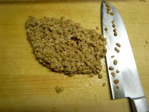 納豆２パックを包丁で細かく挽き割りにする