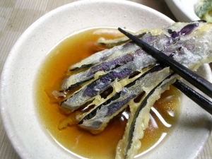 天つゆにつけた茄子の天ぷらが、まさに絶品だ