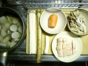 サトイモとぶなしめじの汁、ゴボウ、ニンジン、マイタケ、調理済み鶏胸肉、長ネギ、うどん乾麺
