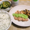ねぎ塩ダレの豚肩ロース焼き、塩漬けシソの実まぜご飯