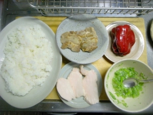 残りご飯、豚肩ロース焼き、炊飯器調理した鶏胸肉、ねぎ塩ダレ、赤ピーマン