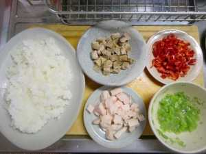 豚肉、鶏肉、赤ピーマンをサイコロ状に切る