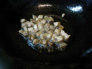 少量の油で豚肉を炒め直す