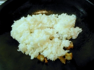 レンジで温め直したご飯を入れる