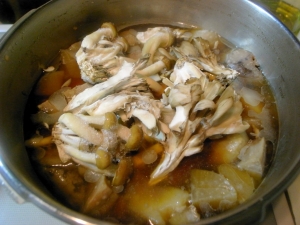 マイタケと冷凍ぶなしめじを入れて根菜煮を温め直す