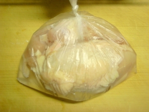 ビニール袋に水、重曹、塩、砂糖を溶かして鶏胸肉をいれたら冷蔵庫へ