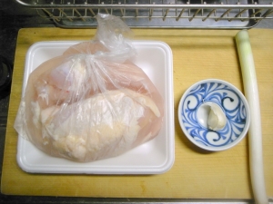 重曹水に漬けた鶏胸肉１枚、ニンニク、醤油、長ネギ、片栗粉、ごま油
