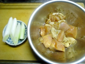 鶏胸肉は一口大に切って、すりおろしニンニクと醤油大さじ１を揉み込んで２０分おく
