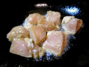 片栗粉をまぶして、多めのごま油で揚げ焼きにする