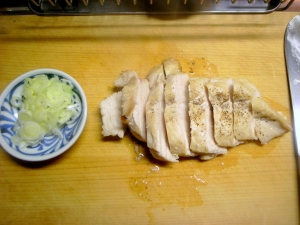 ロースターで焼いた鶏胸肉を切り分ける