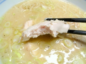 豚骨スープを浸した鶏胸肉もありありだ