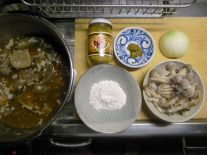 根菜煮の残り、カレー粉、小麦粉、グリーンカレーペースト、タマネギ、冷凍ぶなしめじ