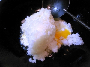 塩豚を炒めたラードで卵とご飯を炒めてチャーハンを作る