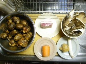 里芋、塩豚、舞茸、ニンジン、生姜、長ネギ、醤油、日本酒、顆粒あごだし