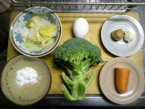 ブロッコリー、卵、ニンジン、ニンニク、生姜、片栗粉、白菜漬け