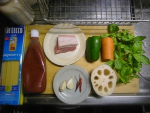 豚バラ肉、蓮根、ピーマン、ニンジン、バジル、ニンニク、唐辛子、ケチャップ、パスタ