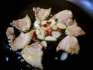 豚バラ肉のラードとオリーブオイルでニンニク、唐辛子を炒める