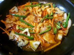 パスタの茹で汁でのばしつつ、胡椒を挽いてソースの完成