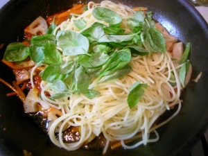 パスタとバジルを入れ､よく混ぜる