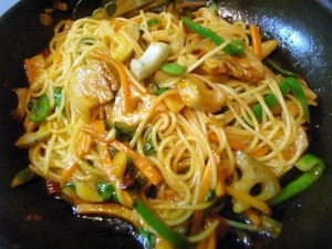 パスタが固めのアルデンテであること、ニンニクと唐辛子がきいてホットなこと