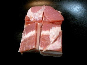 大きめに切った豚バラ肉を炒める