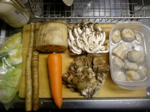 ぶなしめじ、舞茸、蓮根、ニンジン、ゴボウ、里芋と塩豚の煮物、白菜漬け