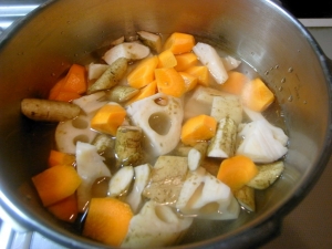 圧力鍋に、乱切り根菜、ひたひたの水、顆粒あごだしを入れる