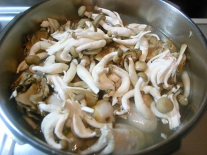 里芋と塩豚の煮物、ぶなしめじ、舞茸を入れて煮る