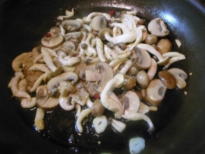 軽く塩、胡椒でパスタの茹で汁を入れる