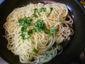 茹で上がったパスタと、パセリのみじん切りを入れる