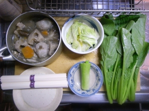 根菜きのこ汁残り、うどん乾麺二束、小松菜、長ネギ、白菜漬け