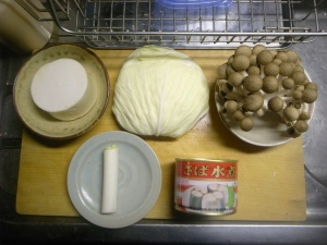サバ水煮缶、ダイコン、キャベツ、ぶなしめじ、長ネギ