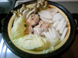土鍋に、いちょうに切った大根、キャベツ、ぶなしめじ、そしてサバの水煮を、きっちり押し込む