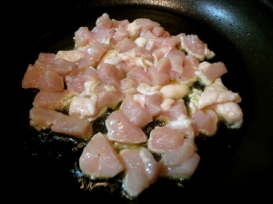オリーブオイルで鶏胸肉を炒める