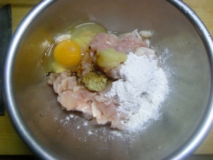 ボールに鶏肉、小麦粉、生姜、ニンニク、卵を入れる