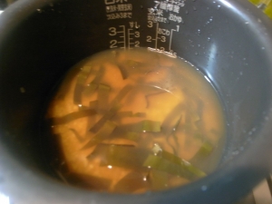 米 1.5合、牡蠣を茹でた汁、刻んだだし昆布を入れて炊飯する