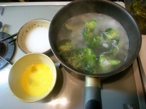 鶏ガラスープでブロッコリーを茹で、水溶き片栗粉でとろみをつけ、溶き卵を流し入れる
