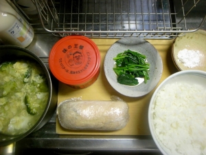 炊飯器調理した鶏胸肉、ブロッコリーの卵スープ、ウェイバー、ホウレン草のおひたし、片栗粉