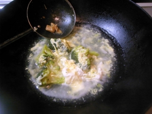 ブロッコリーの卵スープを沸かして、ウェイバーを溶かす