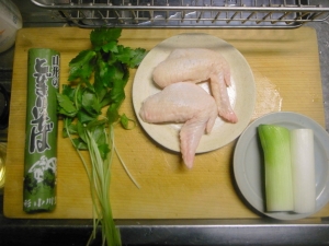 鶏手羽先、長ネギ、三つ葉、蕎麦、醤油、みりん、塩、顆粒あごだし