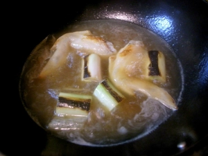 醤油、みりん、塩、顆粒あごだしで味付けして、長ネギを戻して煮る