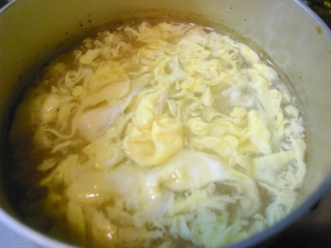 水を湧かし、鶏ガラスープの素、胡椒、塩、薄口醤油出味付け、片栗粉でとろみをつけたら溶き卵