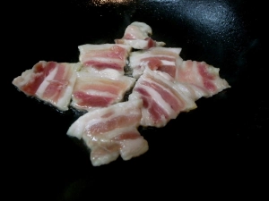 中華鍋で油をひかず、塩豚を炒める