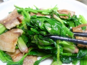 油で炒めたホウレン草が美味い